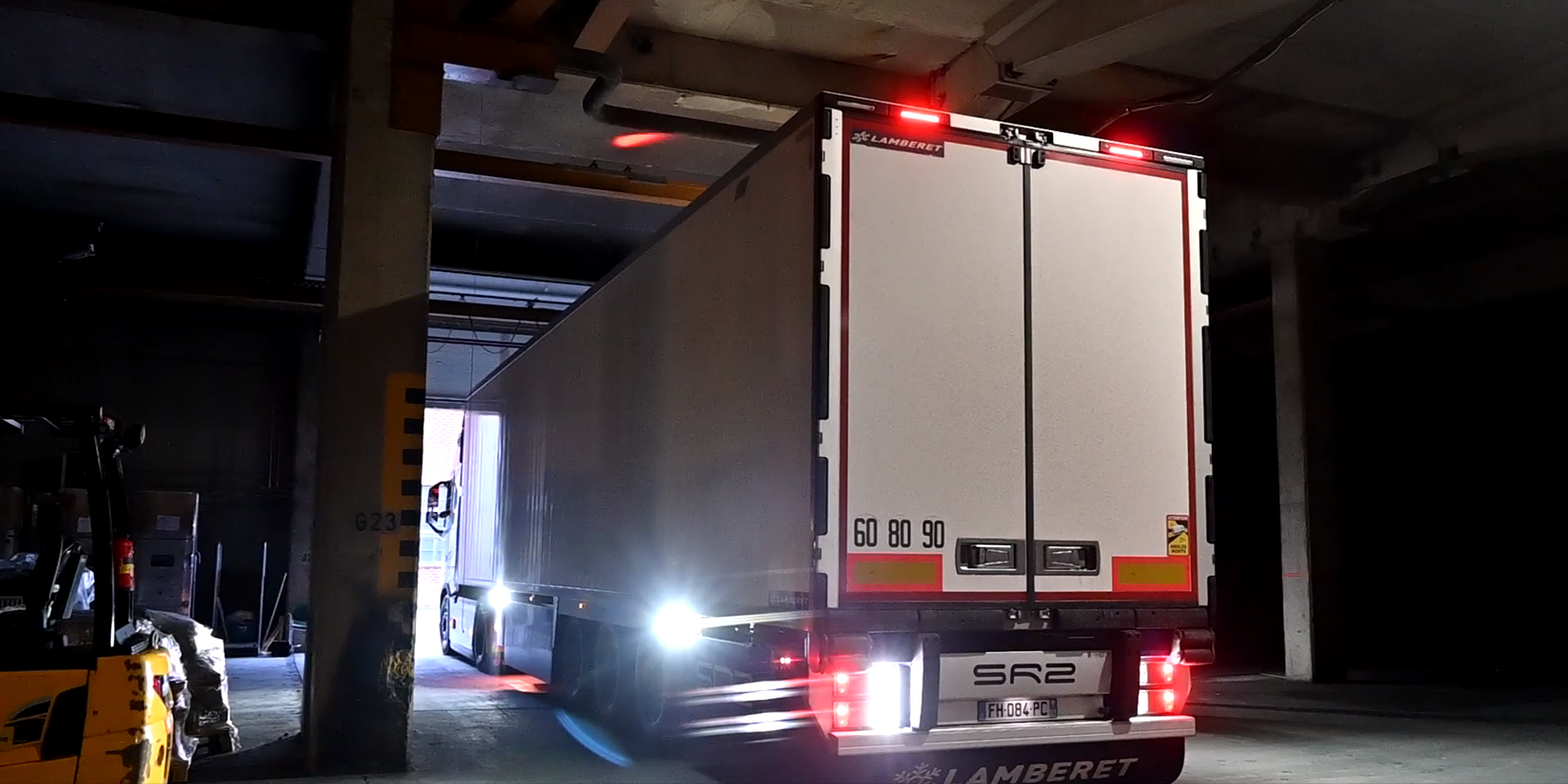 Rekka peruuttaa datakeskuksen kellariin