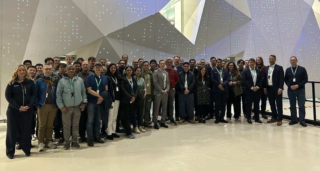 ADAC-symposiumin osallistujia vierailemassa Kajaanin LUMI-datakeskuksessa.