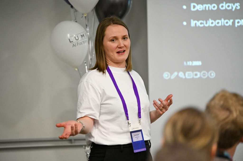 LUMI-tekoälytehtaan hubin avajaiset, kuvassa projektipäällikkö Eeva Harjula CSCltä