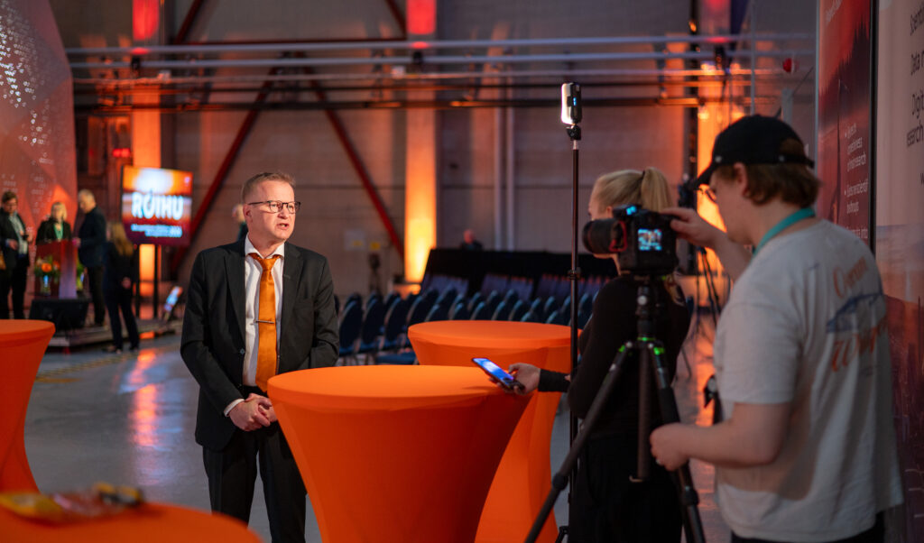 Pekka Lehtovuori Roihun vihki&auml;isiss&auml;