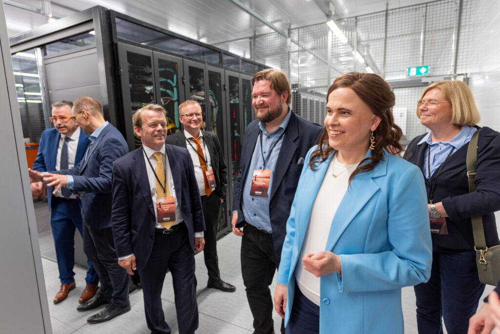 Ministeri Talvitie konesalissa