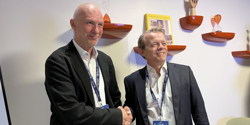 Sikt's Tom Are R&oslash;tting and CSC's Kimmo Koski at the signing of the MoU. 